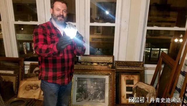 天博官方网站美国男子买了一房子几周后发现天花板藏有一阁楼里面堆满古董(图1)