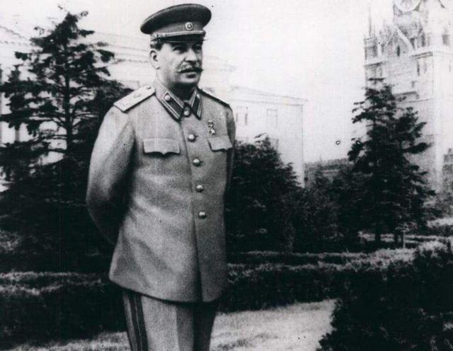 天博官方网站当年斯大林最著名的那张相片其实并不是斯大林本人照出来的(图1)
