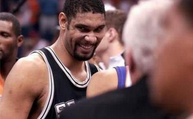 天博官方网站NBA史上搞笑的图片：邓肯看一次笑一次詹姆斯“自黑”(图1)