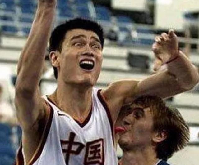 天博官方网站NBA史上搞笑的图片：邓肯看一次笑一次詹姆斯“自黑”(图2)