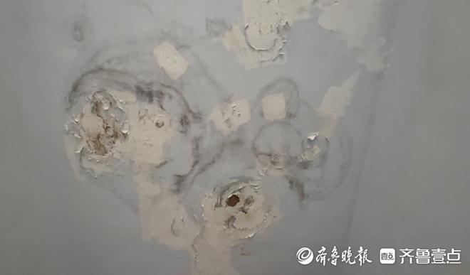 天博官方网站房屋一遇下雨就漏水日照一业主家的天花板成了“大花脸”(图2)