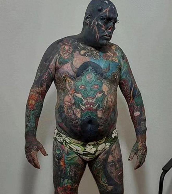 天博官方网站真人COS天花板巴西纹身师将自己打造成梦想中的“兽人”形象(图7)